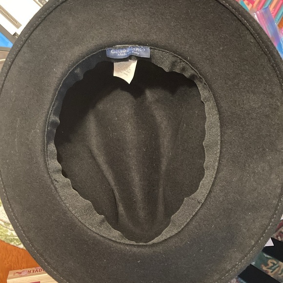 Fedora-Gelso Bianca pinched black Fedora 100% wool with gold chain.  Classic - Picture 4 of 15